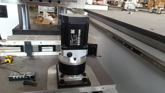 Máquina avançada de perfuração de dobradiças de fechamento de portas CNC com servomotor de 750W x3
