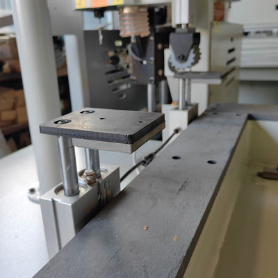 Máquina de perfuração de portas de madeira totalmente automática Máquina de buracos de chave CNC para operação fácil