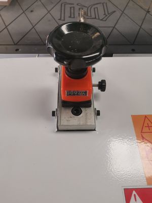 Máquina de perfuração de buracos de fechamento de portas horizontais de dupla linha para placas de mobiliário de madeira compensada de MDF