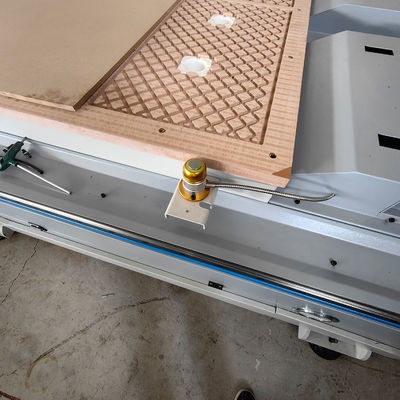 Máquina de roteamento CNC para carpintaria com trocador de ferramentas automático linear e alta durabilidade