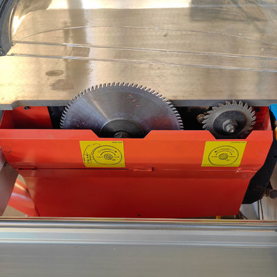 Máquinas avançadas de trabalho da madeira Serra de painel CNC com vedação automática e mesa deslizante