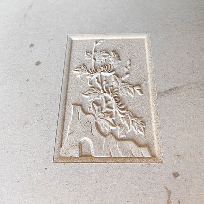 Máquina de moagem CNC de viagem de 1300 mm para escultura 3D personalizável de madeira e corte de tábuas