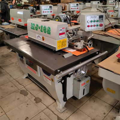 Empresa de publicidade beneficia de uma máquina de aparar madeira recta com lâmina de serra de 50,8 mm