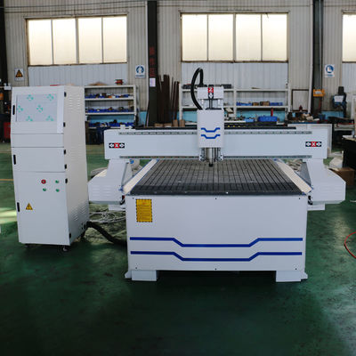 Máquina de roteador CNC profissional de escultura de madeira para fabricação de portas de móveis 1300 * 2500mm