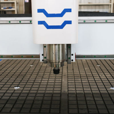 Máquina de gravação de corte de marcação CNC totalmente automática para madeira e placas de PVC acrílico