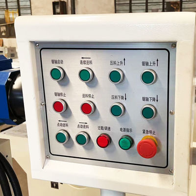 Serra de corte de material curto com lâmina múltipla e função de alimentação e corte automática
