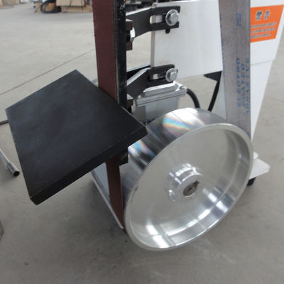 Soldadura por arco, lixação de costuras com máquina de lixação de plano vertical PMS1200 e correia de lixação