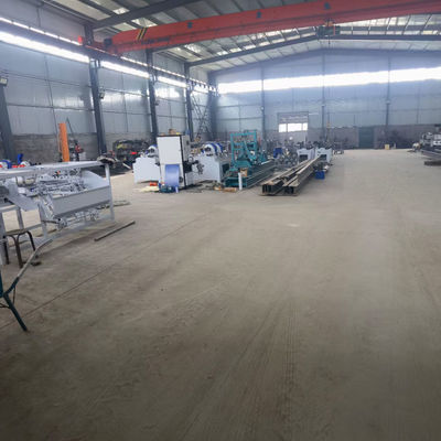 Máquina de descarga de dentes circulares para a fabricação de manobras de vassouras de madeira