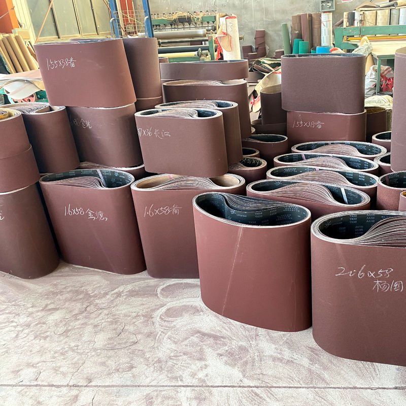 Cinturão de lixa para polir e remover ferrugem Boa flexibilidade e maior duração em vermelho